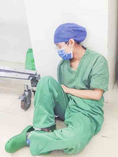 连做13台手术援藏医生累得坐在地上就睡了